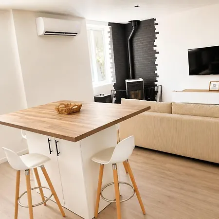 Apartment L'immeuble Du Monde Rose - Neufs Climatises - Classes 3 Etoiles - Vic Le Comte - Auvergne *