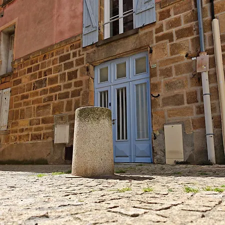 L'immeuble Du Monde Rose - Neufs Climatises - Classes 3 Etoiles - Vic Le Comte - Auvergne * Vic-le-Comte