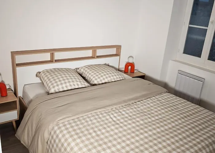 Neufs Classes 3 Etoiles - Vic Le Comte - Auvergne